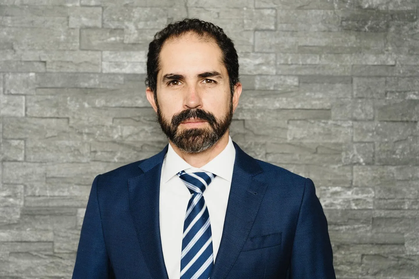 Dr. Luis Arturo Fernández Moreno, cirujano certificado
